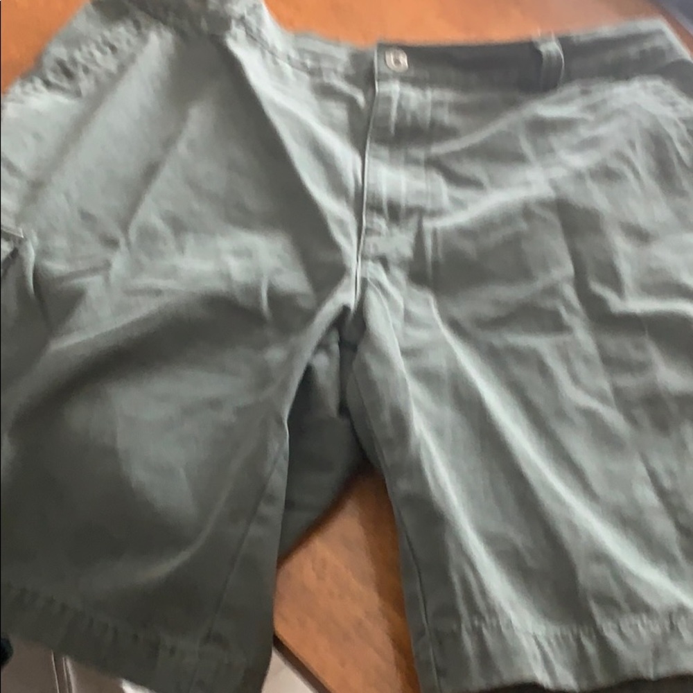 Men’s cargo shorts olive green